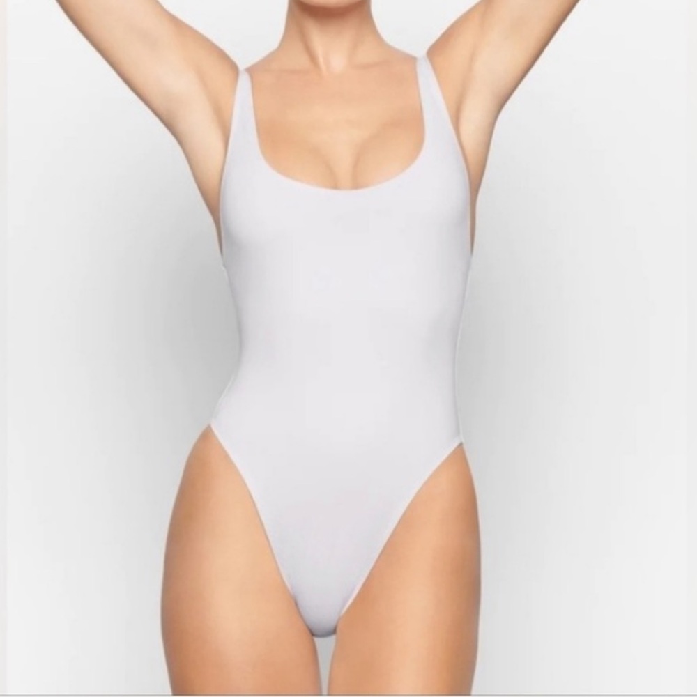 NWOT Skims One Piece Scoop Swimsuit Marble Cream White